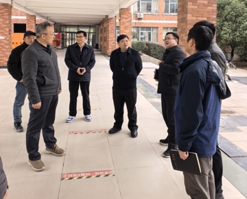副校长陈玉华带队检查新学期开学教学准备工作