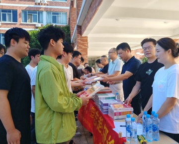 教务处、教育教学评估中心党支部践行办实事 --开展考研图书捐赠活动